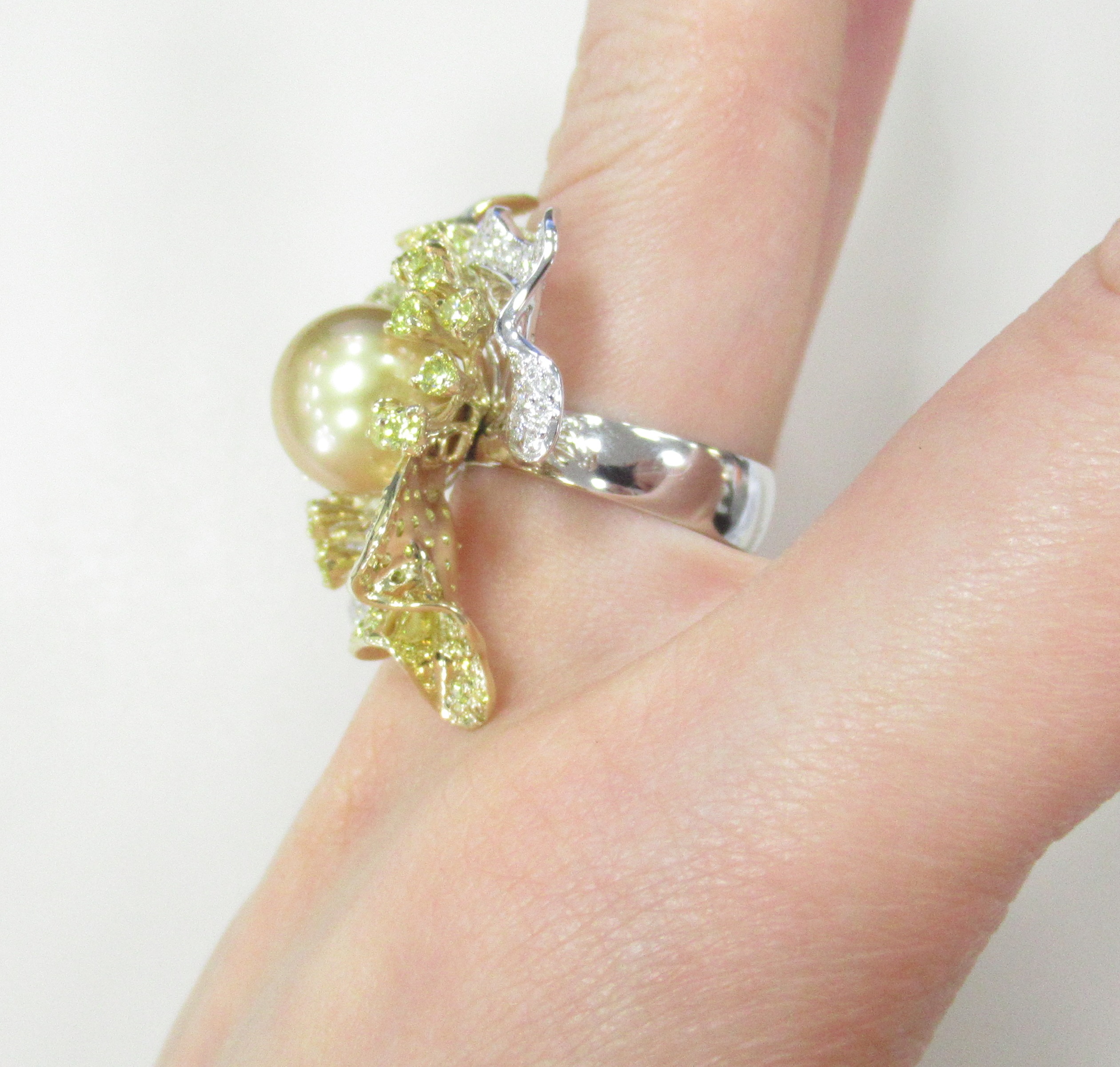 Золотое кольцо 585 пробы; белое,желтое золото; родий; вставки 1 Жемчуг культ. морск. золотой 11,569;